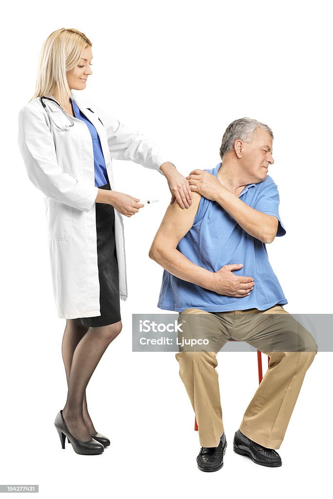 Médecin appliquer une Seringue pour un vieil homme - Photo de Adulte libre de droits