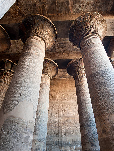 spalten in einem antiken ägyptischen tempel - esna stock-fotos und bilder