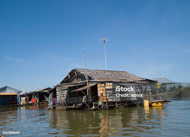 Villaggio Galleggiante Sul Lago Tonle Sap Cambogia - Fotografie stock e altre immagini di Acqua