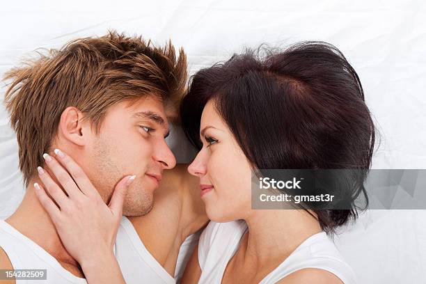Couple Lying In Bett Stockfoto und mehr Bilder von Angesicht zu Angesicht - Angesicht zu Angesicht, Arm umlegen, Attraktive Frau