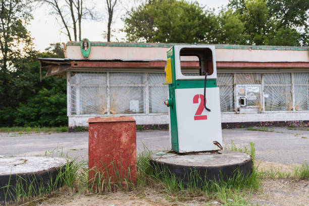 antigua gasolinera abandonada en la carretera - old station natural gas russia fotografías e imágenes de stock