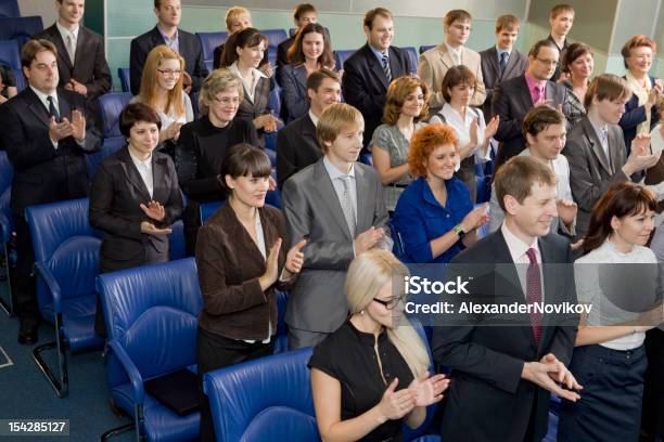 Foto de Conferência De Negócios e mais fotos de stock de Adulto - Adulto, Aplaudindo, Apresentação - Discurso