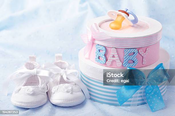 Kleines Baby Booties Stockfoto und mehr Bilder von Babybekleidung - Babybekleidung, Babyschuh, Band