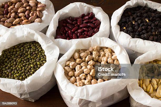 Leguminosas Foto de stock y más banco de imágenes de Alimento - Alimento, Alubia borlotti, Amarillo - Color