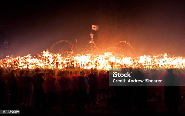 Галера Гореть Вверх Helly Aa — стоковые фотографии и другие картинки Бушующее пламя - Бушующее пламя, Великобритания, Викинг