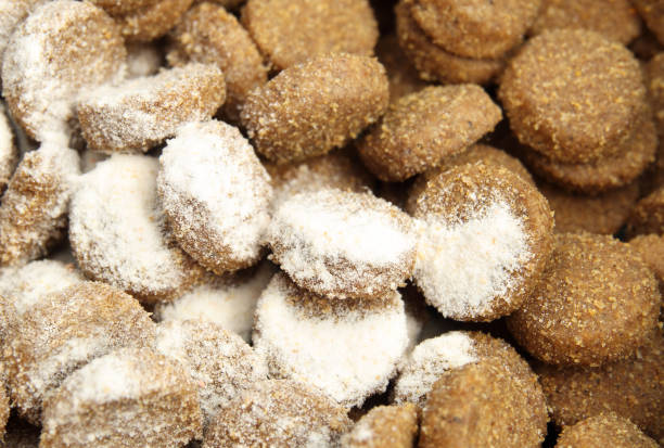 medicamentos en croquetas o alimentos para mascotas. - sprinkling can fotografías e imágenes de stock