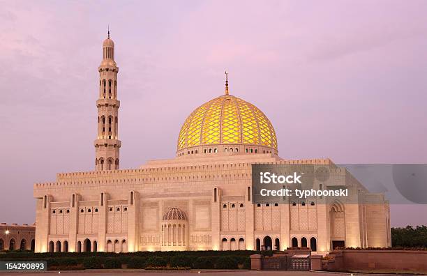 Grande Mesquita Em Muscat Omã - Fotografias de stock e mais imagens de Anoitecer - Anoitecer, Ao Ar Livre, Arco - Caraterística arquitetural