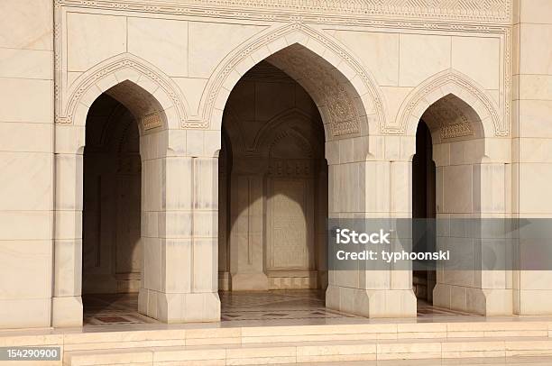 Grande Mesquita Em Muscat Omã - Fotografias de stock e mais imagens de Abóbada de Berço - Abóbada de Berço, Ao Ar Livre, Arco - Caraterística arquitetural