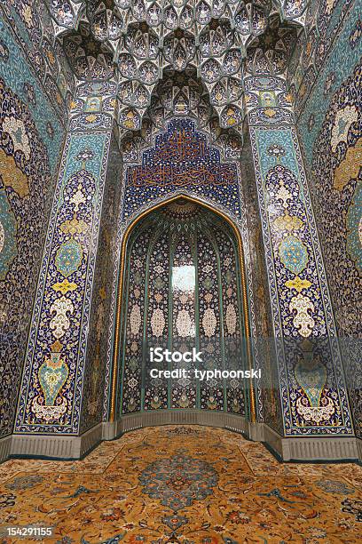 Foto de Interior Do Grande Mesquita Em Muscat e mais fotos de stock de Abóboda - Abóboda, Arabesco - Estilo, Arco - Característica arquitetônica