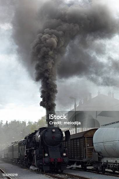 Tren De Vapor En La Pista Foto de stock y más banco de imágenes de Acero - Acero, Europa - Continente, Fotografía - Imágenes