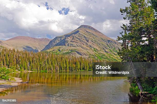 Photo libre de droit de Mountain Étang Sur Un Aprèsmidi Dété banque d'images et plus d'images libres de droit de Beauté de la nature - Beauté de la nature, Culture américaine, Glacier National Park