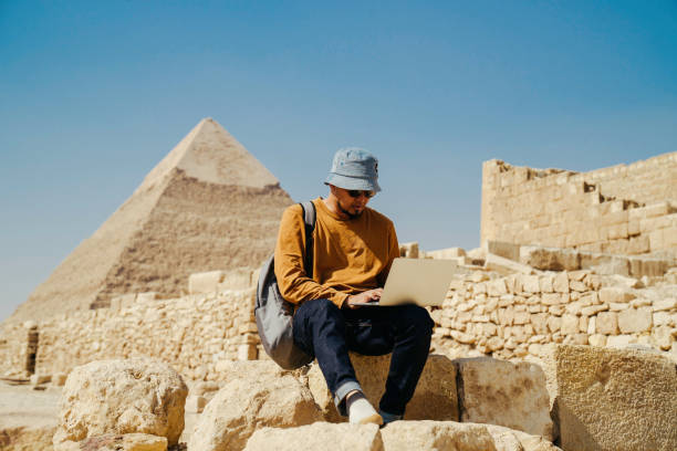 ギザカイロのピラミッドファラオの研究に取り組むアジアの考古学者 - pyramid cairo egypt tourism ストックフォトと画像