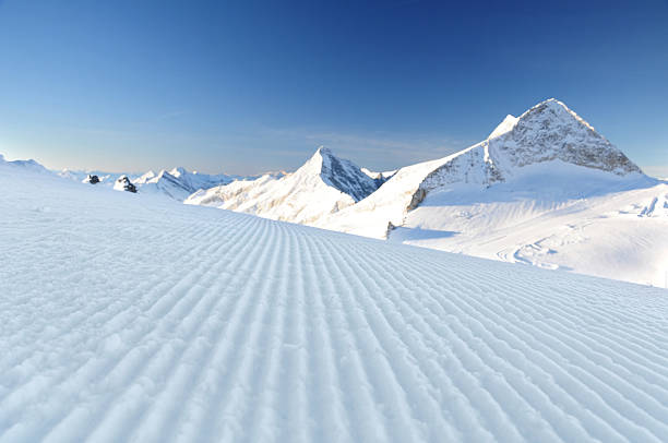 frische ski track at hintertux - ski alpine skiing skiing snow stock-fotos und bilder