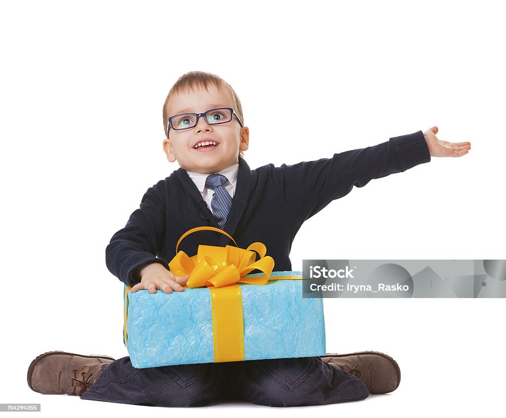 Pequeño niño en spectecles con gran actualidad - Foto de stock de Agarrar libre de derechos