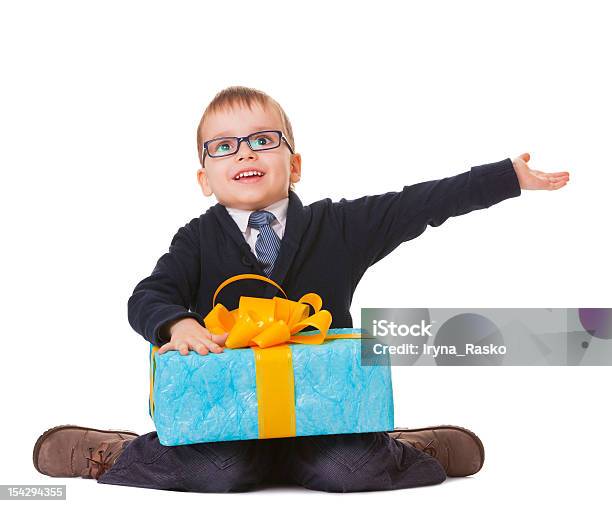 Pequeño Niño En Spectecles Con Gran Actualidad Foto de stock y más banco de imágenes de Agarrar - Agarrar, Alegre, Alegría