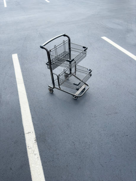 istock Shopping cart 1542945634
