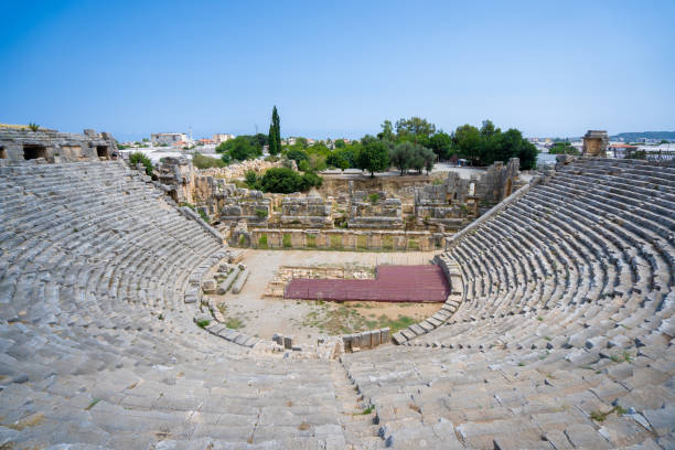 théâtre antique dans la ville antique de myra. myra était une ville lycienne, puis grecque antique, puis gréco-romaine, puis grecque byzantine, puis ottomane en lycie. antalya, turquie - 10 juillet 2023. - greco roman photos photos et images de collection