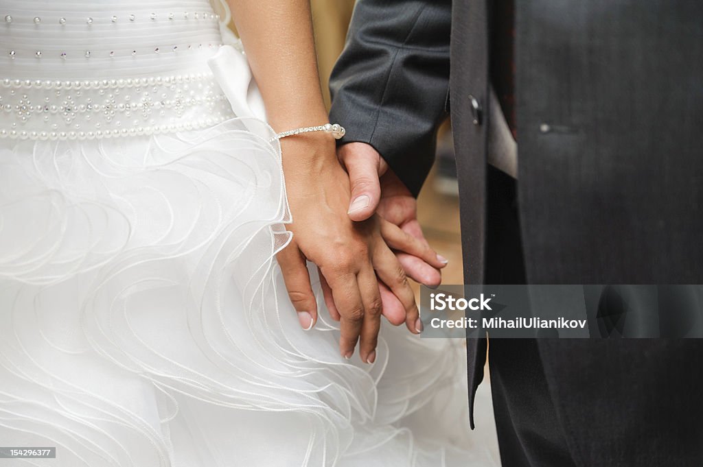花嫁と花婿のための優しいケア hands.を保留 - 2人のロイヤリティフリーストックフォト