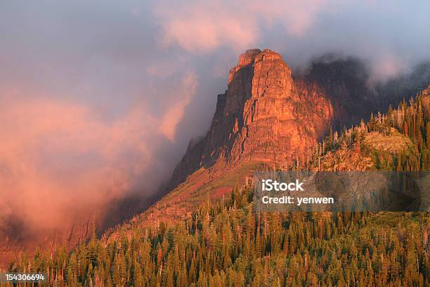 壮大な山の日の出 - モンタナ州のストックフォトや画像を多数ご用意 - モンタナ州, 日の出, かすみ