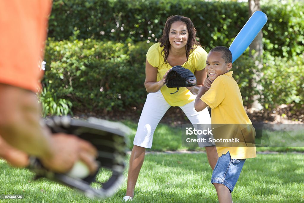 Afroamerikanische Familie spielen Baseball - Lizenzfrei Baseball Stock-Foto