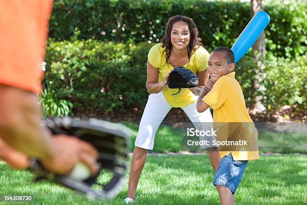 Afroamerikanische Familie Spielen Baseball Stockfoto und mehr Bilder von Baseball - Baseball, Familie, Spielen