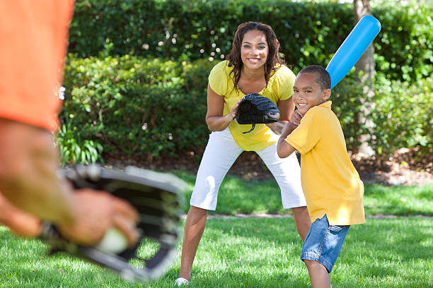 アフリカ系アメリカ人家族再生野球 - family mother outdoors grass ストックフォトと画像