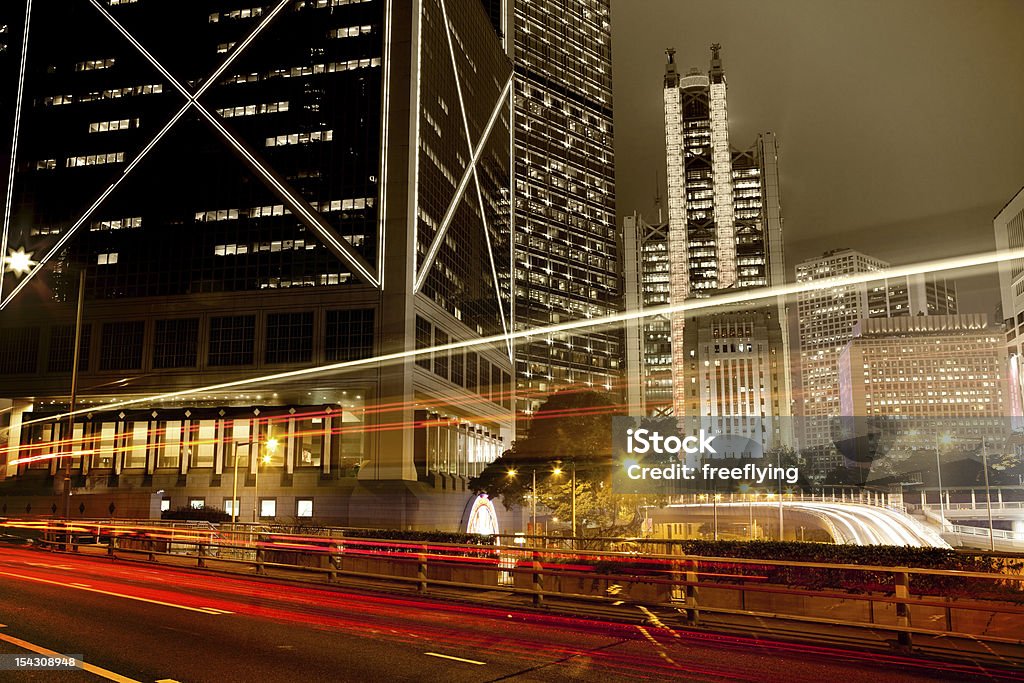 Carro em movimento com blur luz pela cidade à noite - Foto de stock de Ajardinado royalty-free