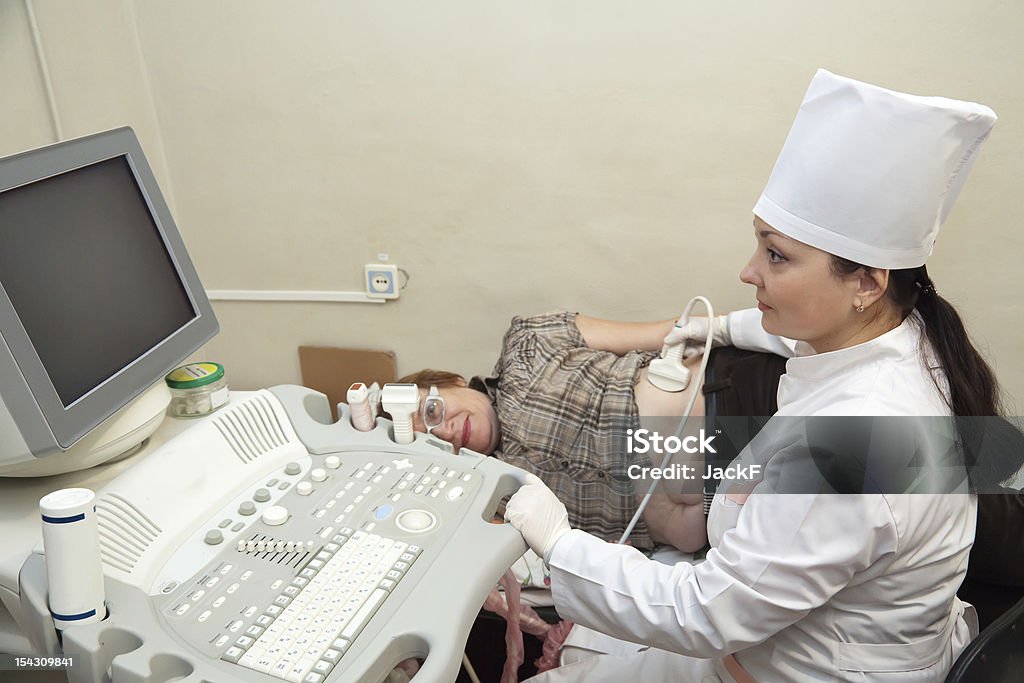 Medico facendo ultrasuoni indagine - Foto stock royalty-free di Adulto