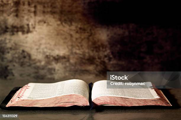オープン聖書 - 古いのストックフォトや画像を多数ご用意 - 古い, 暗い, 聖書