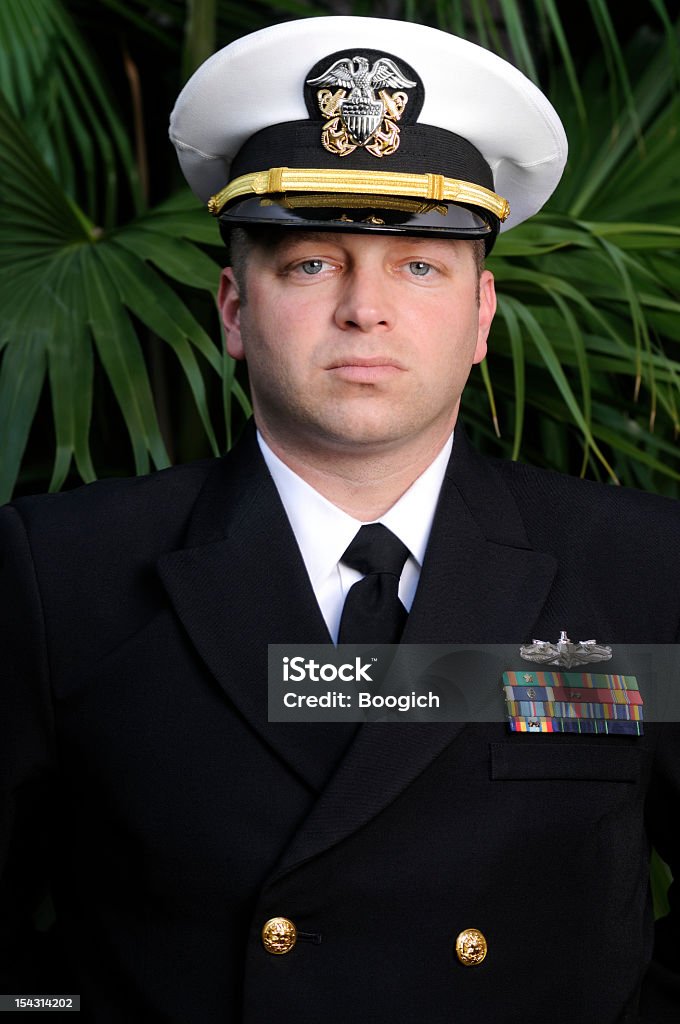 Retrato de homem diretor da marinha americana vestido uniforme ao ar livre - Foto de stock de Marinha royalty-free