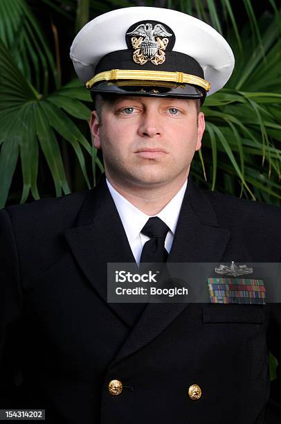 Foto de Retrato De Homem Diretor Da Marinha Americana Vestido Uniforme Ao Ar Livre e mais fotos de stock de Marinha