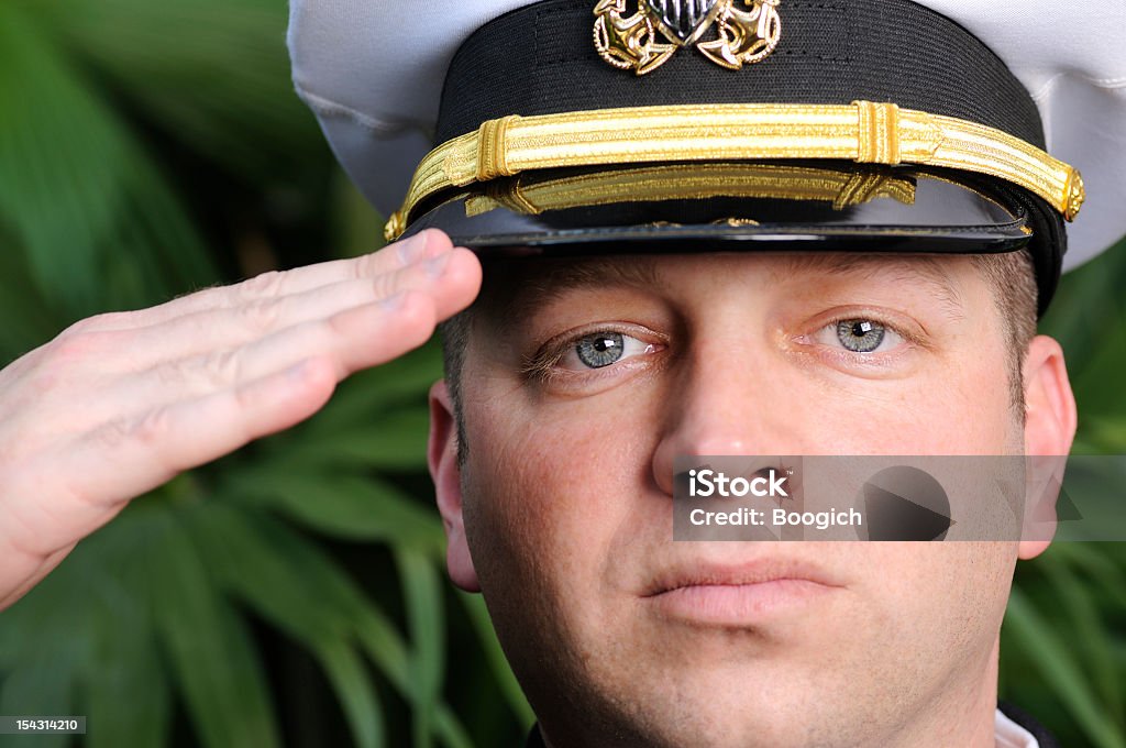 American Navy Officer Salutes z dumą & wytrzymałości - Zbiór zdjęć royalty-free (Salutować)