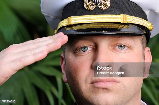 American Navy Officer Salutes Z Dumą Wytrzymałości - zdjęcia stockowe i więcej obrazów Salutować