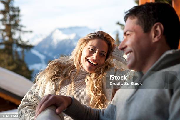 Coppia Felice Sulle Piste - Fotografie stock e altre immagini di Capanna di legno - Capanna di legno, Sci - Attrezzatura sportiva, Abiti pesanti