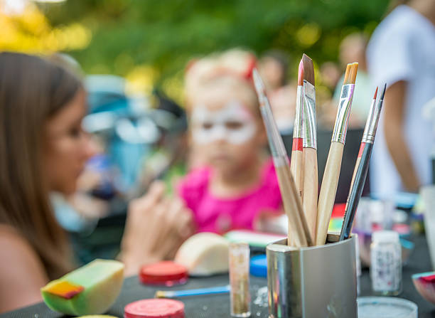 children's fair disguise per il carnevale - pittura per il viso foto e immagini stock
