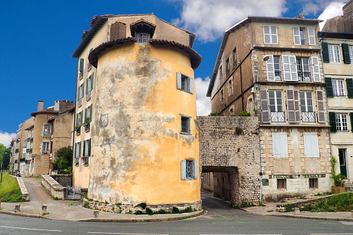 In Bayonne, in the Basque country, the Vieille Boucherie tower was part of the city's defensive system in Roman times. The thick wall in its extension bears witness to the construction techniques used by the Romans.