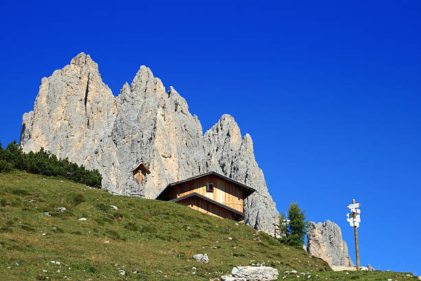 high mountain refuge - beauty in nature belluno clear sky color image stock-fotos und bilder