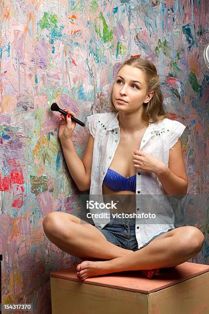 Chica Rubia Con Un Cepillo De Mano En La Sala De Estar Foto de stock y más banco de imágenes de Abstracto