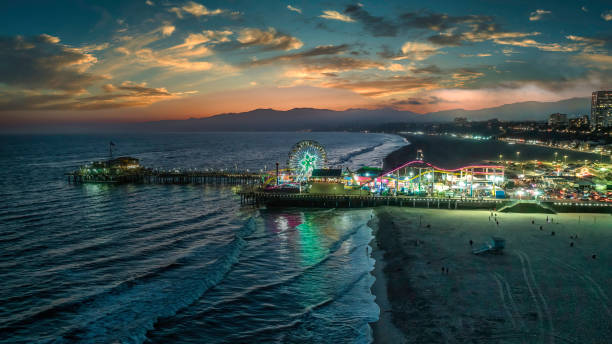 サンタモニカピアカリフォルニアビュー - santa monica california santa monica pier amusement park ストックフォトと画像