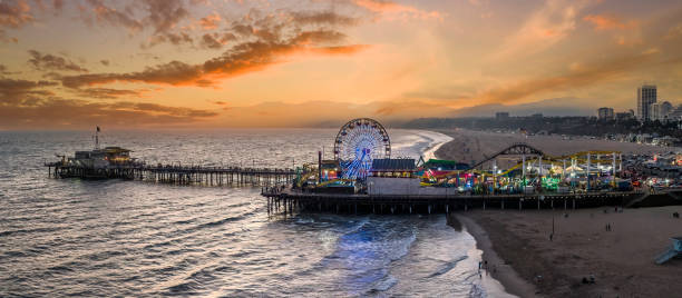 サンタモニカピアカリフォルニアゴールデンアワー - santa monica california santa monica pier amusement park ストックフォトと画像