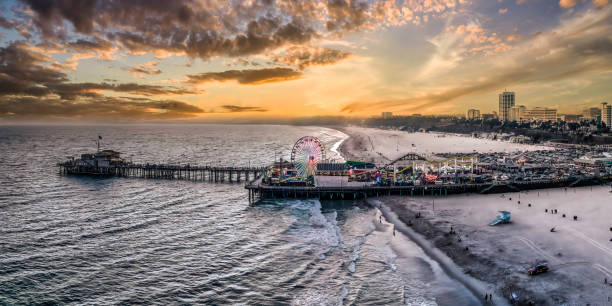 muelle de santa mónica puesta de sol en california - santa monica pier beach panoramic santa monica fotografías e imágenes de stock