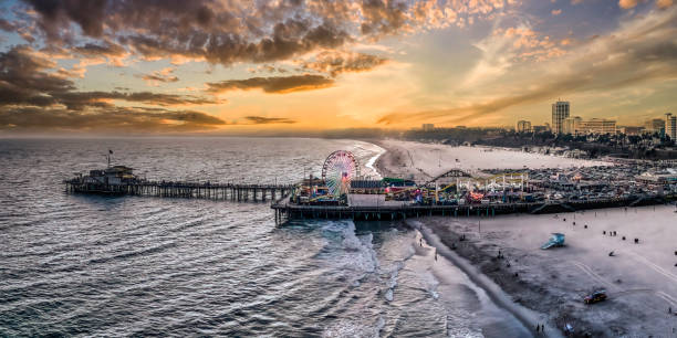 пирс санта-моники, закат в калифорнии - santa monica pier beach panoramic santa monica стоковые фото и изображения