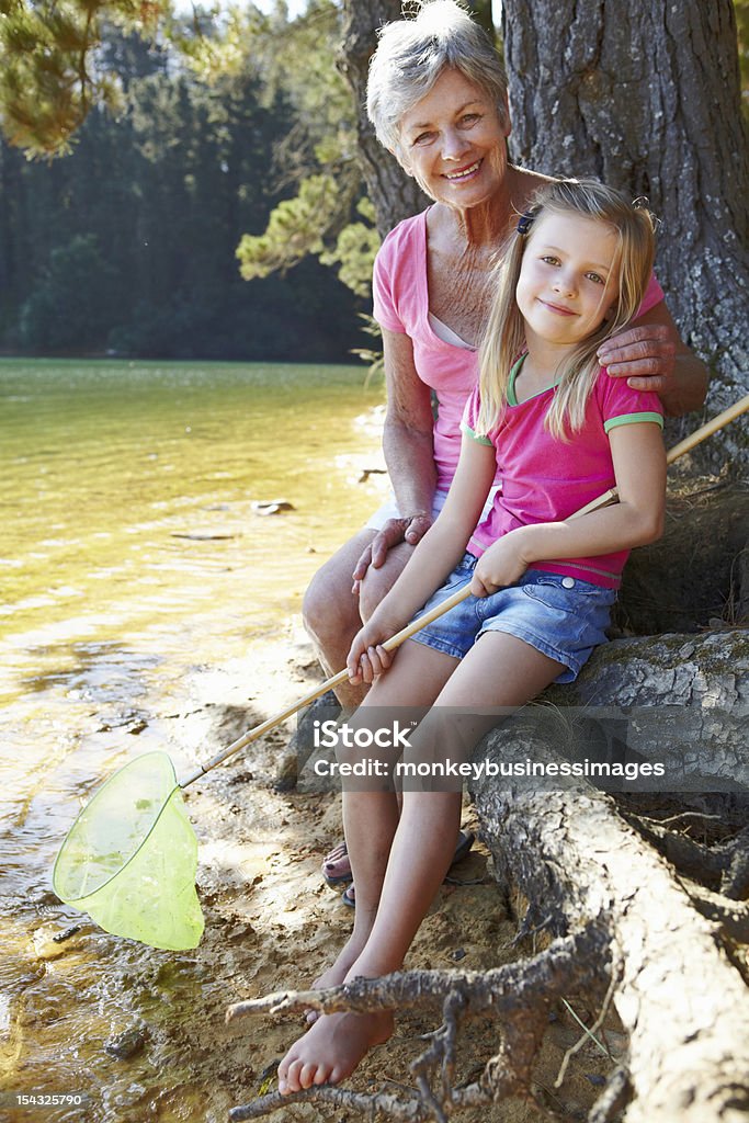 Mulher e menina pescar juntos - Foto de stock de Pescaria royalty-free