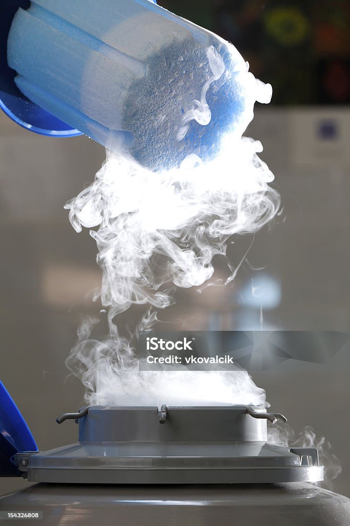 Contenitore con azoto liquido, sacco di vapore - Foto stock royalty-free di Azoto