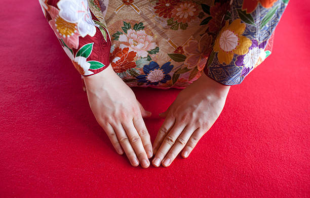 maiko - bowing imagens e fotografias de stock