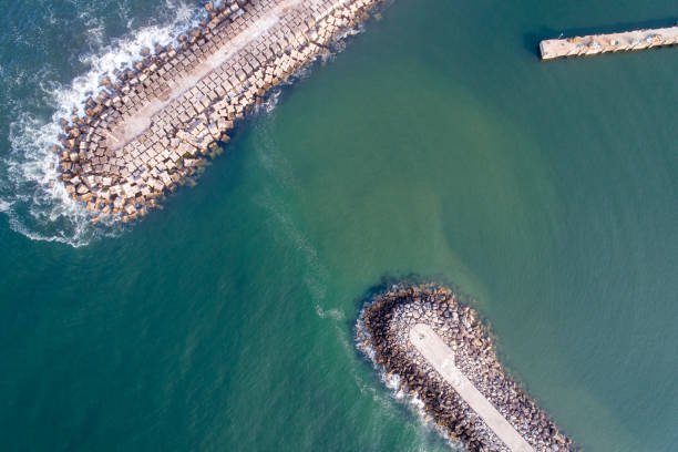 un molo frangiflutti e porto. vista aerea dal drone. - sea defence concrete foto e immagini stock