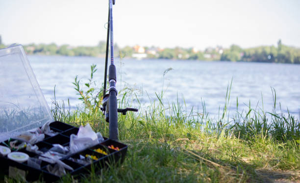 cebo de aparejos de pesca, río de pesca. enfoque selectivo. - lure loc fotografías e imágenes de stock