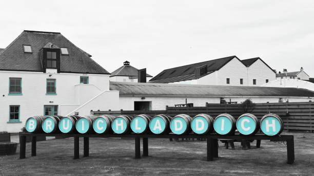 bruichladdich destillerie auf der isle of islay in schottland - bruichladdich whisky stock-fotos und bilder