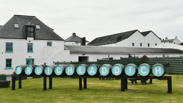 bruichladdich destillerie auf der isle of islay in schottland - bruichladdich whisky stock-fotos und bilder