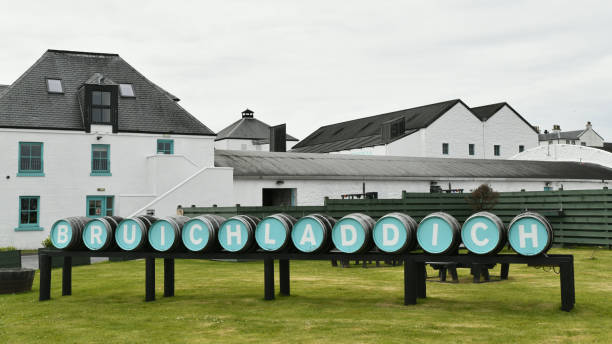 スコットランドのアイラ島にあるブルイクラディッチ蒸留所 - bruichladdich whisky ストックフォトと画像